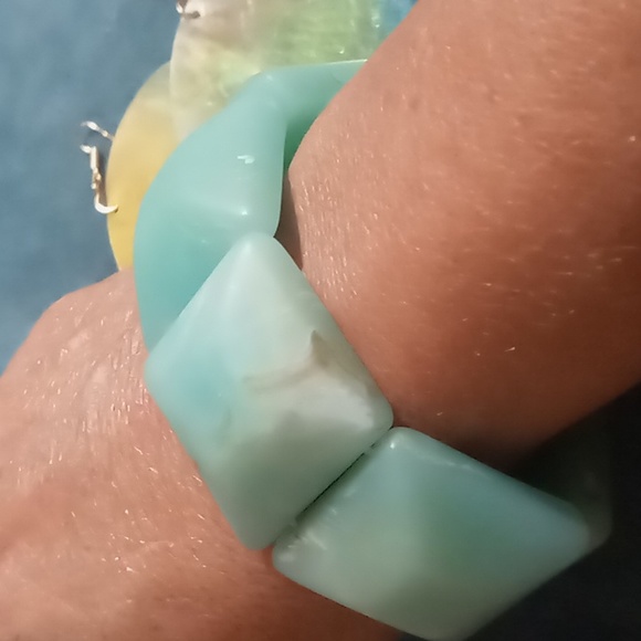 Shell earrings & chunky expandable bracelet. Teal blue & yellow - Picture 3 of 6